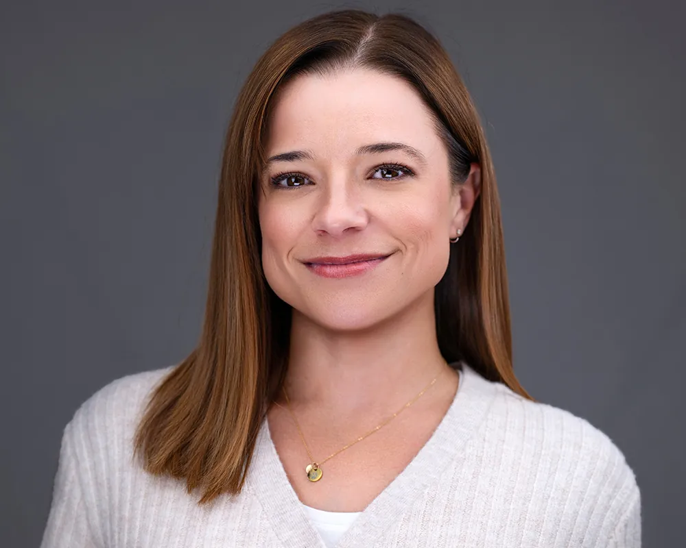 Professional headshot of a woman created at an Orlando convention headshot lounge.